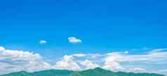 蓝色的天空白色积云云绿色山美