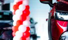 特写镜头头灯红色的运动型多功能车车奢侈品运动型多功能车车停