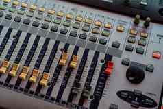 音频声音混合机控制台声音混合桌子上音乐混合机反对