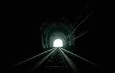 火车隧道铁路洞穴希望生活结束