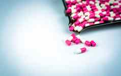 粉红色的白色抗生素胶囊药片药物托盘白色
