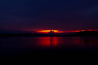 红色的紫色的日落天空山湖美丽的