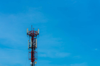 电信<strong>塔</strong>清晰的蓝色的天空背景天线