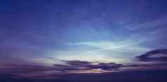 美丽的Cloudscape日出天空蓝色的紫色的天空日出