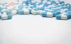 蓝色的白色胶囊药片白色背景抗生素