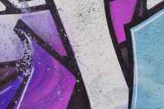淡紫色白色饱经风霜的涂鸦墙城市街艺术美