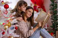 妈妈女儿读书圣诞节树