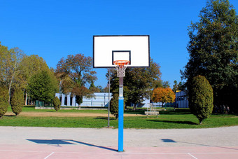 <strong>篮球结构</strong>户外操场上包围树公园