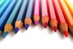 多色明亮的颜色铅笔水平波白色背景紫罗兰色的中央铅笔焦点