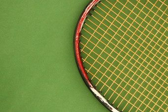 网球球拍绿色操场上法院体育运动背景