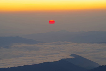 日<strong>出场</strong>景红色的太阳山