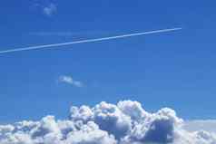 小道飞行飞机清晰的蓝色的天空大云