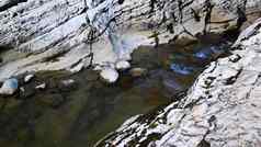 美丽的山河夏天阳光明媚的一天峡谷水石头