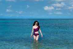 漂亮的女人泳装比基尼摆姿势蓝色的海水KOHNANGYUAN岛泰国