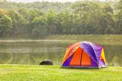 圆顶帐篷野营湖一边