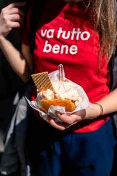 年轻的女人旅游持有意式冰激凌冰奶油奶油蛋卷传统的西西里街食物甜点巴勒莫西西里意大利