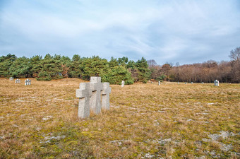 石头十字架墓地