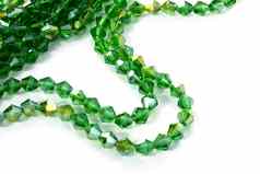 美丽的光绿色玻璃闪耀水晶isoalted珠子白色背景