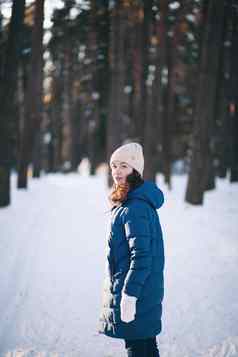 美丽的年轻的女孩温暖的帽羊毛羊驼冬天森林