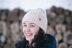 美丽的年轻的女孩温暖的帽羊毛羊驼冬天森林