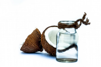 生有机椰子提取新鲜的水<strong>白色</strong>透明的<strong>玻璃瓶</strong>孤立的<strong>白色</strong>