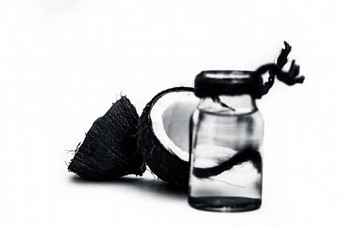 生有机椰子提取新鲜的水<strong>白色</strong>透明的<strong>玻璃瓶</strong>孤立的<strong>白色</strong>