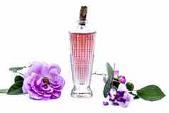 关闭拍摄香水气味喷雾玫瑰蔷薇属古拉布透明的玻璃瓶孤立的白色玫瑰花