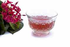 关闭红色的彩色的pentas花埃及明星花茉莉花孤立的白色提取Herbal药用茶小透明的玻璃碗