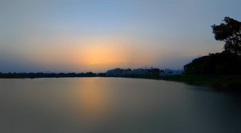 黄昏时间景观拍摄古老的湖