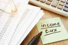 收入税标志金融报告
