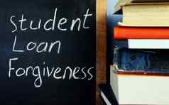 学生贷款宽恕手写的黑板上