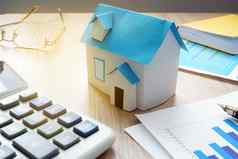 财产投资概念模型房子金融信息真正的房地产市场