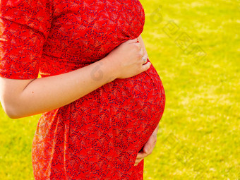 怀孕了女人有爱心的分享爱婴儿触碰肚子