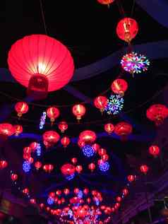 中国人红色的灯笼挂街晚上中国