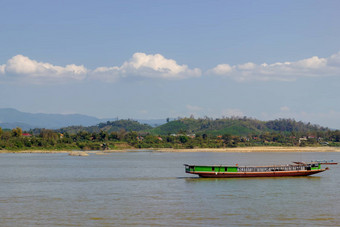船骑湄公河河美丽的景观泰拉