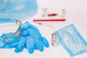 冠状病毒疫苗医疗准备灯泡治疗疾病科维德疫苗白色背景背景注射器橡胶手套护目镜