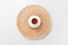 杯茶轮编织纤维盘垫纸孤立的白色前视图