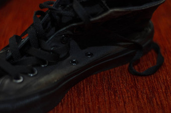 衣衫褴褛的黑色的时尚的鞋子古董黑色的时尚的鞋子