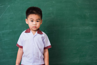 孩子幼儿园学生统一的微笑绿色斯科