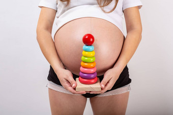 怀孕了女孩木彩虹金字塔孩子们婴儿期望概念