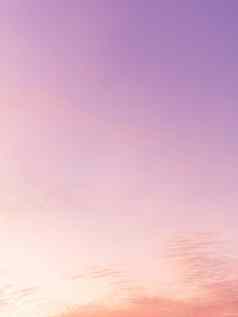 华丽的粉红色的珊瑚紫罗兰色的日落云色彩斑斓的天空