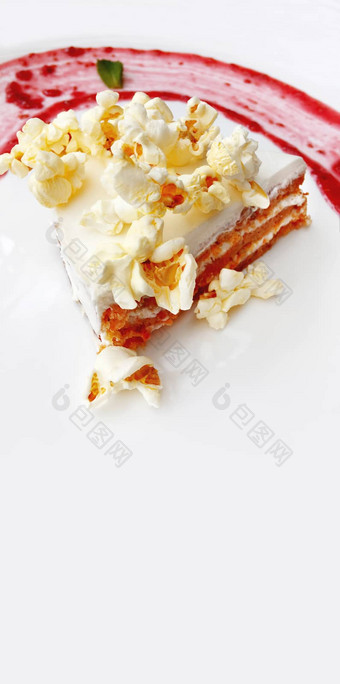 胡萝卜蛋糕爆米花洒树莓小时美味的甜点白色板
