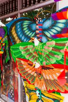 纪念品商店色彩斑斓的风筝形状动物昆虫神话生物巴厘岛印尼