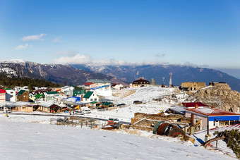 <strong>雷达</strong>站建筑前山艾佩特里雅尔塔直辖市克里米亚俄罗斯雪磨砂树阳光明媚的冬天一天