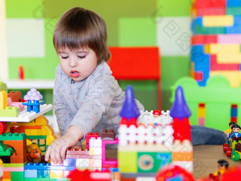 蹒跚学步的男孩玩<strong>儿童房</strong>色彩斑斓的构造函数教育玩具块手孩子忙玩具砖