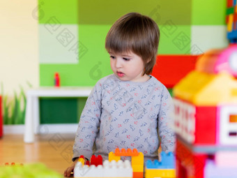 蹒跚学步的男孩玩儿童房色彩斑斓的构造函数教育玩具块手孩子忙玩具砖