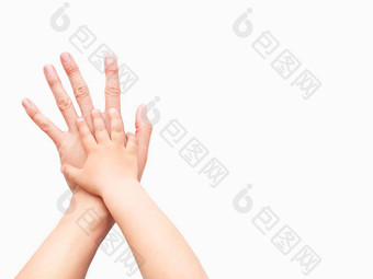 手成人孩子妈妈。孩子把手掌白色背景父蹒跚学步的象征家庭一致支持