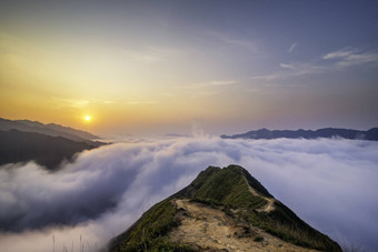 有些则排斥著名的山范围北部越南一<strong>年轮</strong>山上升云创建云逆序