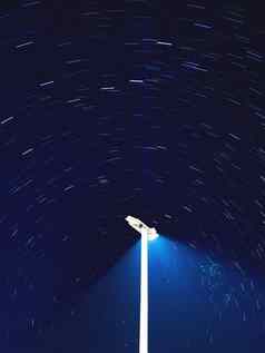 明星跟踪户外灯笼带火鸡长曝光布满星星的晚上天空