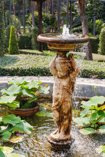 弄努奇热带花园芭堤雅泰国喷泉雕塑天使丘比特莲花叶子